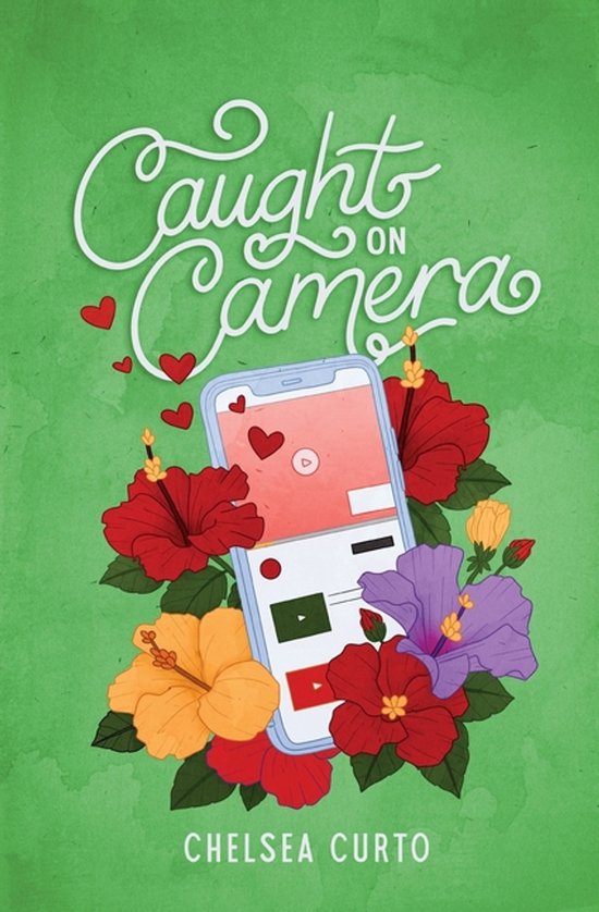 Couverture du livre "Caught on Camera" par Chelsea Curto. L'illustration présente un smartphone entouré de fleurs vives, avec des cœurs affichés sur l'écran du téléphone.