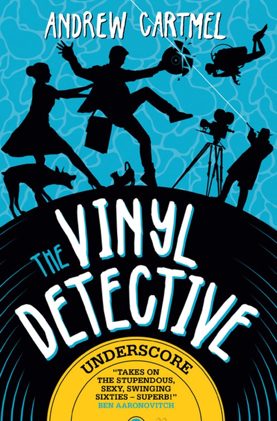 Boekcover 'The Vinyl Detective Underscore' met silhouetten van Andrew Cartmel, een duiker, cameraman, hond, vrouw en man.