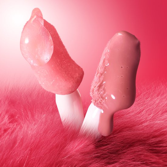 Twee Lancôme applicators met roze lipgloss en een glanzende druppel, in roze bont.