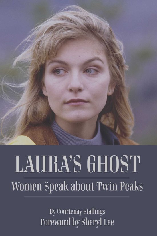 Een blonde vrouw met wapperend haar kijkt weg van de camera, met de tekst "LAURA'S GHOST" onderaan.