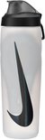 Transparante Nike bidon met zwarte Swoosh en zwarte dop met open tuit.