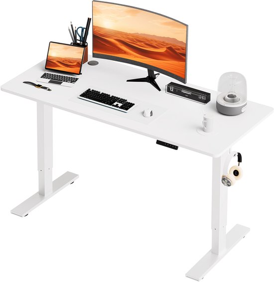 Wit bureau met gebogen monitor, laptop, toetsenbord, muis en accessoires. Met hoofdtelefoon aan de zijkant.