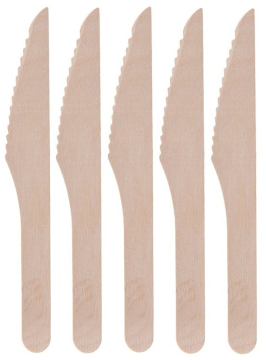 Vijf houten messen, 16 cm lang, lichtbruin van kleur, met gekartelde snijrand.