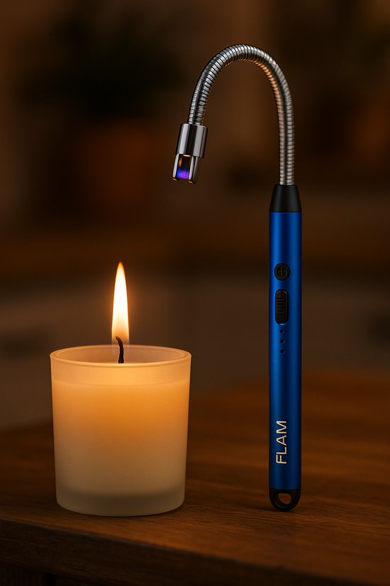 Blauwe elektrische aansteker met "FLAM" logo naast een brandende kaars.