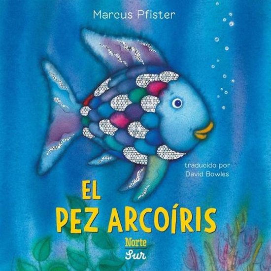 Een blauwe regenboogvis met glinsterende, gekleurde schubben zwemt in blauw water. Titel: El Pez Arcoíris.