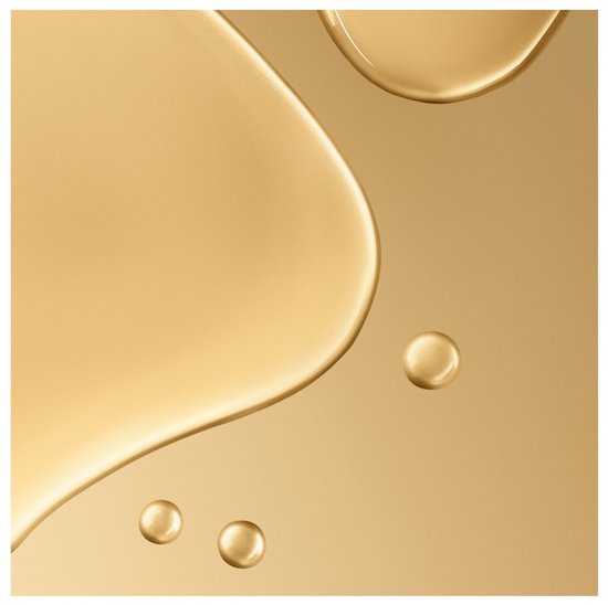 Abstracte weergave van gouden olie druppels en golven op een gouden achtergrond.