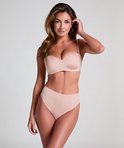 Model draagt een beige voorgevormde strapless beugel-bh.