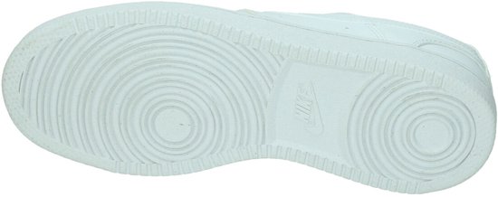 Onderkant van de witte Nike Court Vision Low dames sneaker met cirkelvormig profiel.