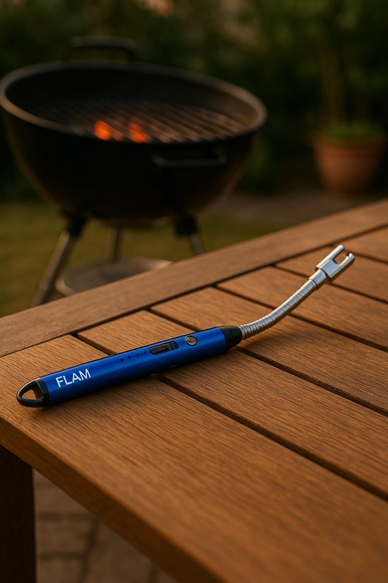 Blauwe elektrische "FLAM" aansteker op een houten tafel buiten, met een barbecue op de achtergrond.