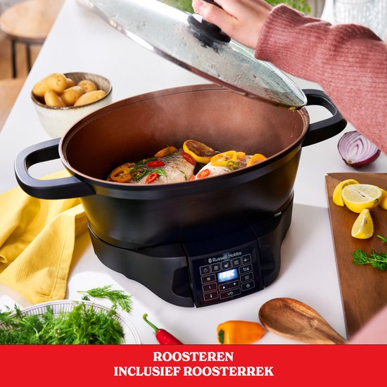 Een vrouw doet de deksel op een zwarte multicooker met daarin vis en citroen, klaar om geroosterd te worden.