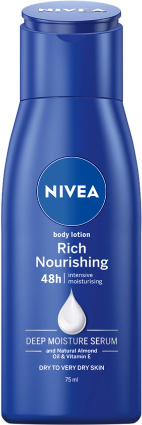 Blauwe fles NIVEA body lotion "Rich Nourishing" met 48h intensieve hydratatie en amandelolie.
