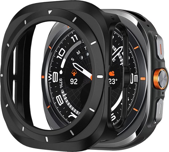 Zwarte beschermende hoes met een zilveren rand en een wijzerplaat. De hoes wordt gedragen over de smartwatch.