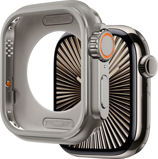 Metalen smartwatch hoesje in titaniumkleur met oranje knop.