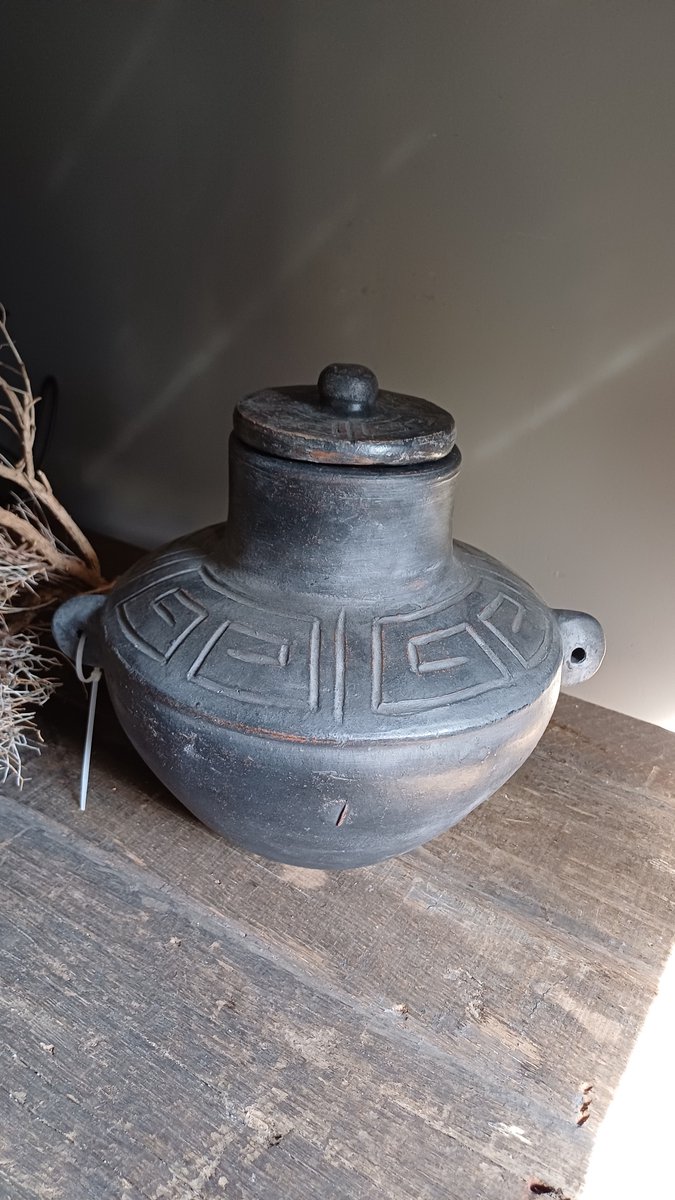 Bolle vaas met reliëf antraciet handwerk unieke exemplaren met deksel