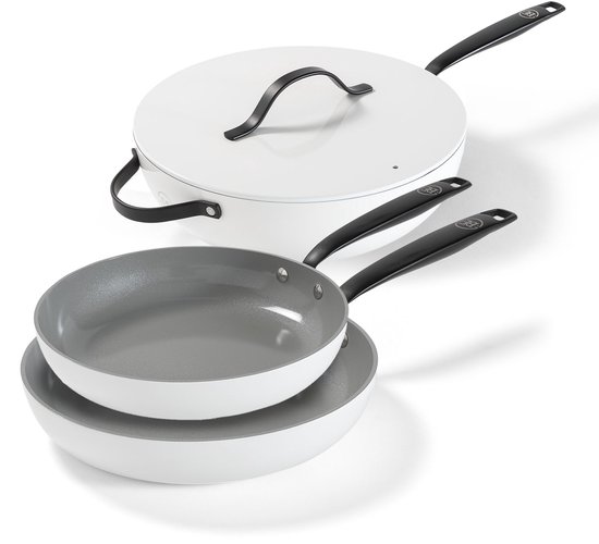 Een witte wokpan met deksel, met daaronder een witte koekenpan met grijze binnenkant.