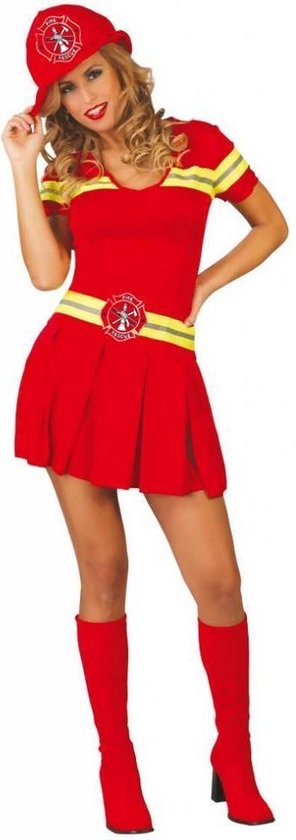 Vrouw in rood brandweerpak met geplooide rok, gele en zilveren strepen op de mouwen en riem, en een rode helm.