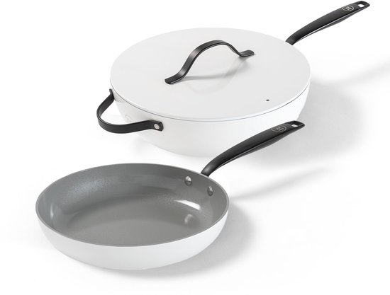 Wit pannenset met een koekenpan en een wokpan met deksel, beide met zwarte handvatten.