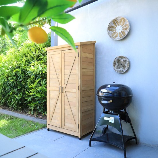 Houten berging met dubbele deuren en schuine daklijn, naast een barbecue.