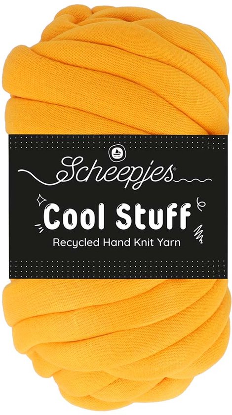 Une grosse pelote de fil Scheepjes Cool Stuff jaune vif, avec une étiquette noire.