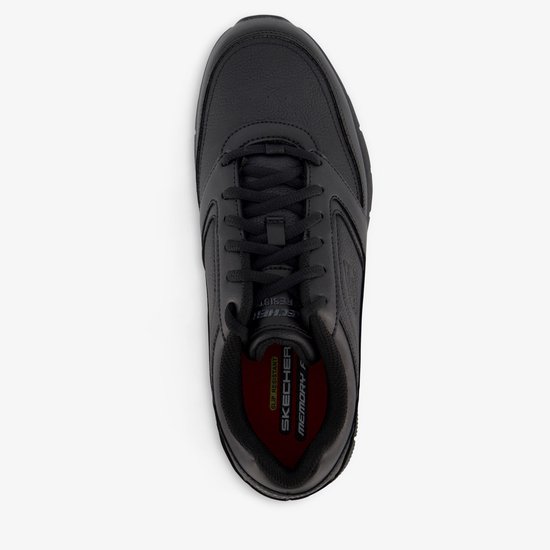 Zwarte veterschoen, van bovenaf gezien, met rode Skechers Memory Foam binnenzool.
