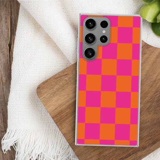 Telefoonhoesje Geschikt voor Samsung Galaxy S23 Ultra hoesje - Schaakbord print - Oranje - Roze - Blokjes - Siliconen Telefoonhoesje Telefoonhoesje