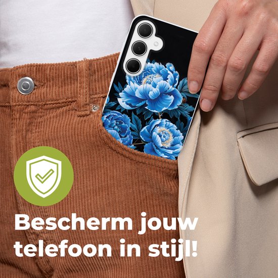 Coque de téléphone avec des pivoines bleues sur fond noir glissée dans une poche. Icône de bouclier verte.