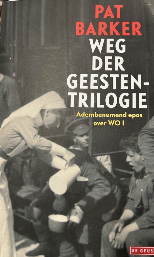 Couverture du livre 'Weg der geesten-trilogie' de Pat Barker. Image en noir et blanc d'infirmières et de soldats. Texte 'Weg der geesten-trilogie'.