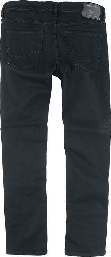 Achterkant van een zwarte jeans met twee achterzakken en een leren label met logo.