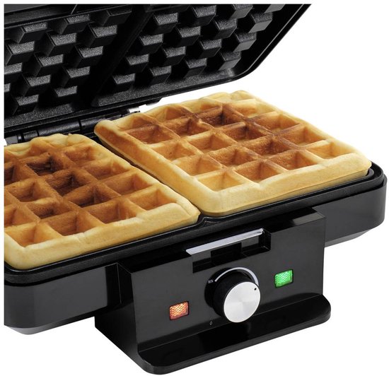 Twee goudbruine wafels in een zwart Tristar wafelijzer. Het apparaat heeft indicatielampjes en een draaiknop.