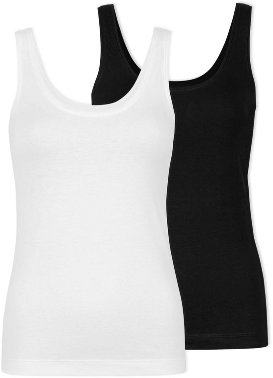 Een witte en een zwarte tanktop van biologisch katoen, naast elkaar.
