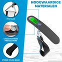 Gedetailleerde afbeelding van een zwarte digitale kofferweegschaal. Toont RVS haak, CR2032 batterij en sterke nylon band.