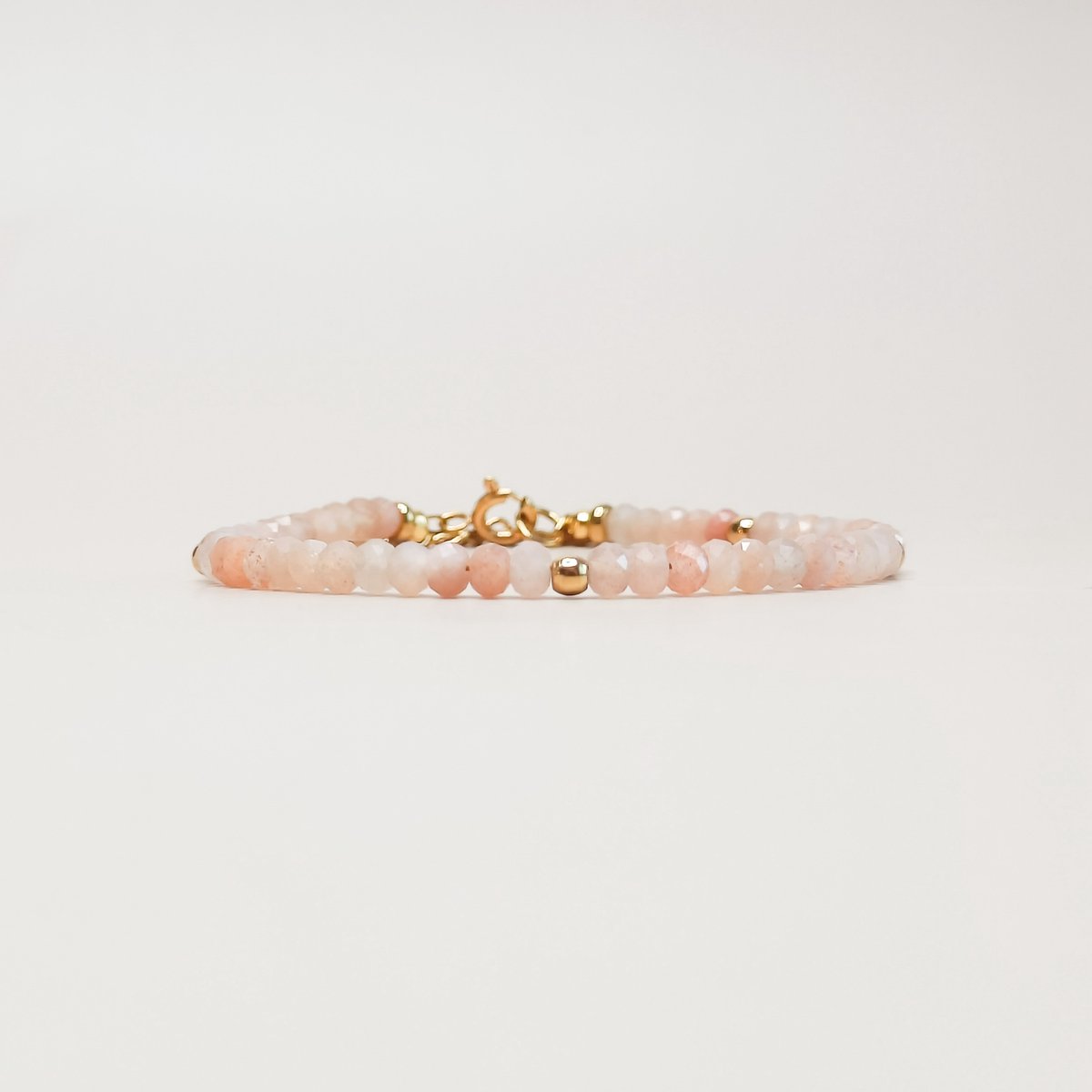 Ava&Imber Sparkling Zonnesteen Armband Stainless Steel (RVS) | Roze Edelsteen Armband | Damesarmband Zonnesteen | Lieve Armband | Zachtroze Armbandje voor Vrouwen | Elegant | Facet Geslepen Kraaltjes | Nederlands Sieradenmerk
