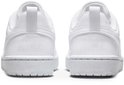 Achterkant van twee witte Nike Court Borough lage sneakers, met Nike logo op de hiel.