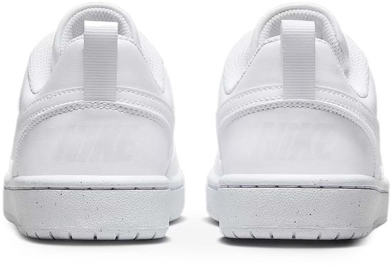 Achterkant van twee witte Nike Court Borough lage sneakers, met Nike logo op de hiel.