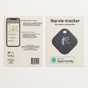 Zwarte Narvie tracker en verpakking met tekst 'Narvie-tracker Slim zoeken, snel gevonden' en 'Works with Apple Find My'.