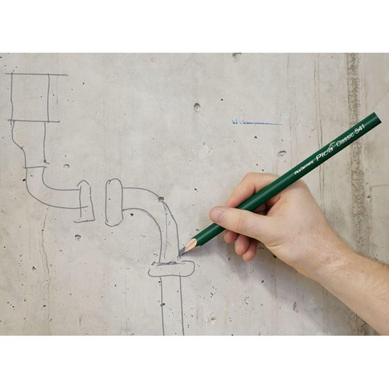 Hand met een groen Pica Classic 541 potlood tekent op een betonnen muur.