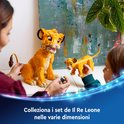 Twee LEGO Simba welpen, zittend, met groene plantjes.