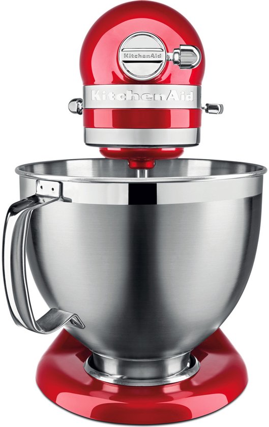 Vooraanzicht van rode KitchenAid Artisan keukenmachine met zilverkleurige kom.