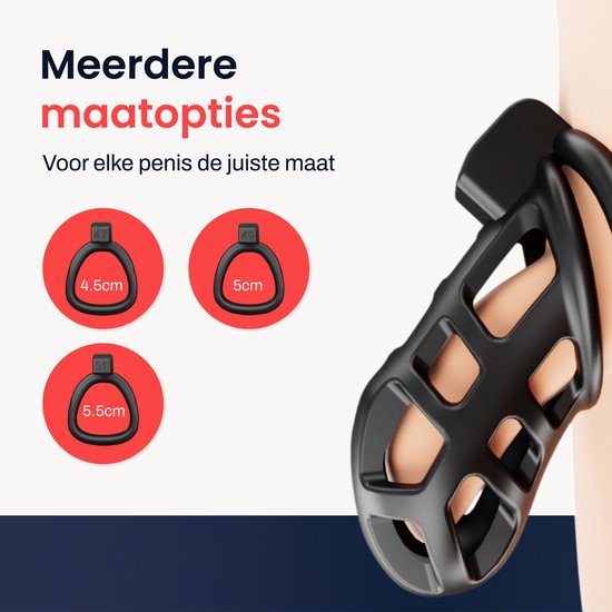 Zwarte kuisheidskooi met ventilatiegaten. Drie ringen met maten 47 (4.5cm), 49 (5cm) en 50 (5.5cm).