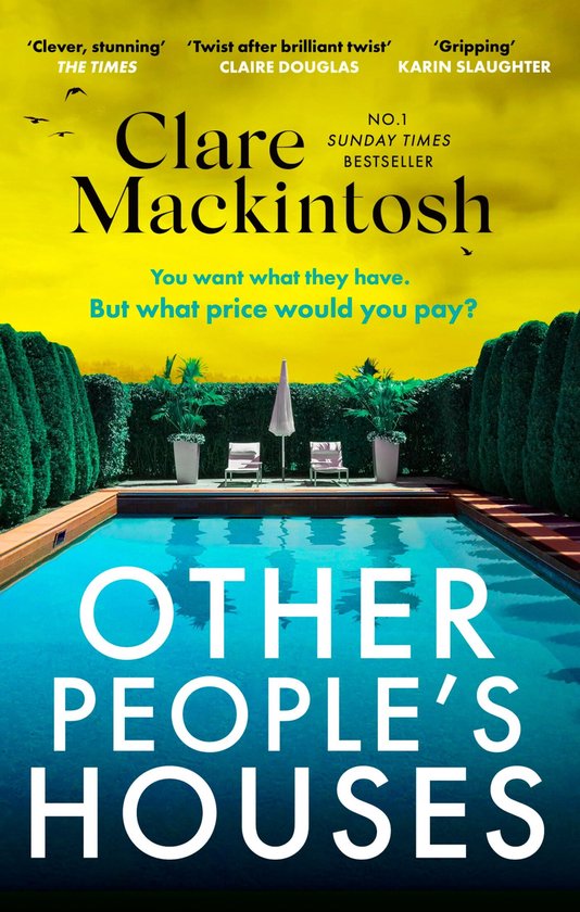 Boek 'Other People's Houses' van Clare Mackintosh, met een zwembad en tuin. 'NO.1 SUNDAY TIMES BESTSELLER'.