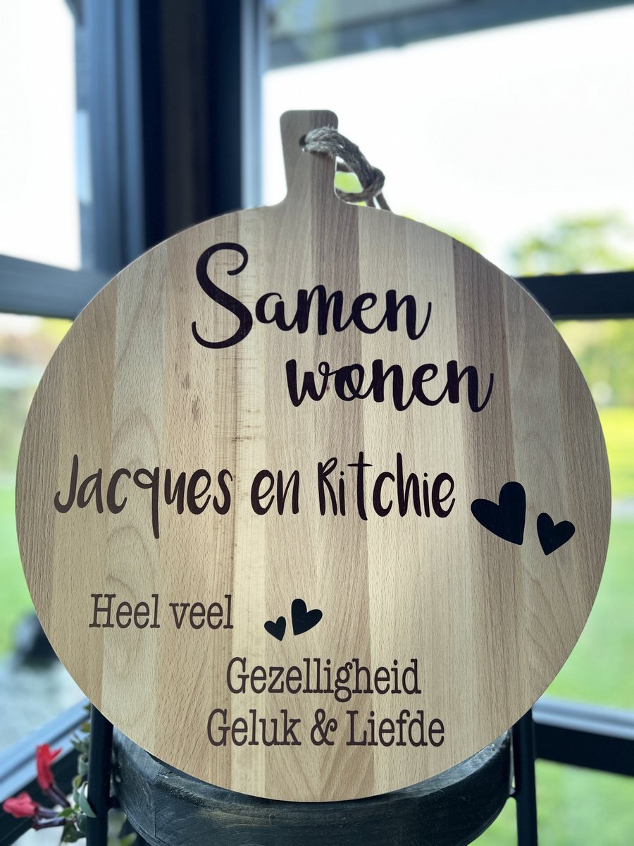 Creaties van Hier - Serveerplank - Samenwonen - Gepersonaliseerd Cadeau - Hout - 40 cm