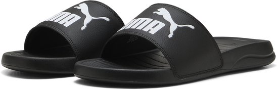 Claquettes Puma noires avec logo Puma blanc.