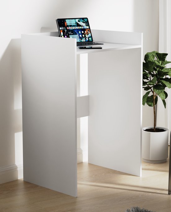 Wit bureau met een open onderkant, een laptop en smartphone op het blad, met een plant en stoel ernaast.