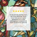 Een recensie met 4 sterren over een vogelschilderij in glas-in-loodstijl.