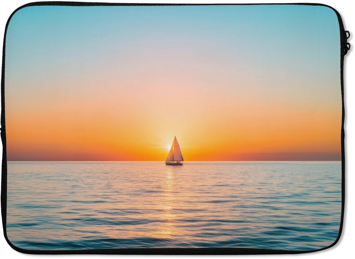 Laptophoes 13 inch - Zee - Zeilboot - Zonsondergang - Laptop sleeve - Binnenmaat 32x22,5 cm - Zwarte achterkant