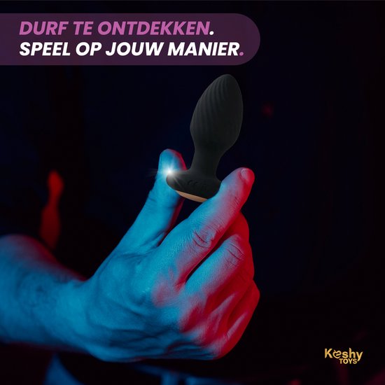 Hand die een zwarte, geribbelde anale stimulator vasthoudt.