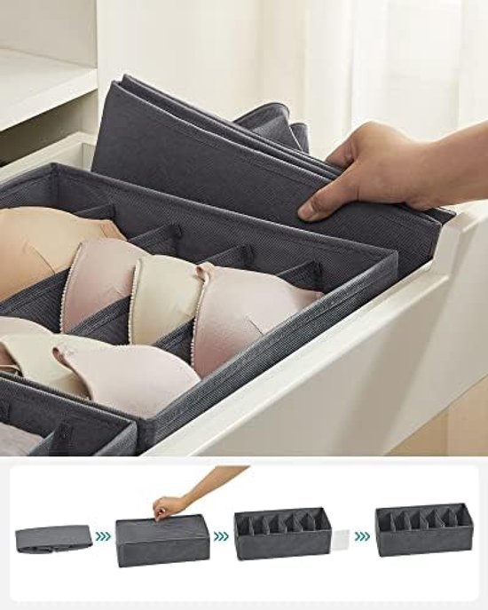 Organisateur de tiroir en tissu gris avec compartiments, contenant des soutiens-gorge beiges et roses. Une main place un organisateur pliable dans le tiroir.