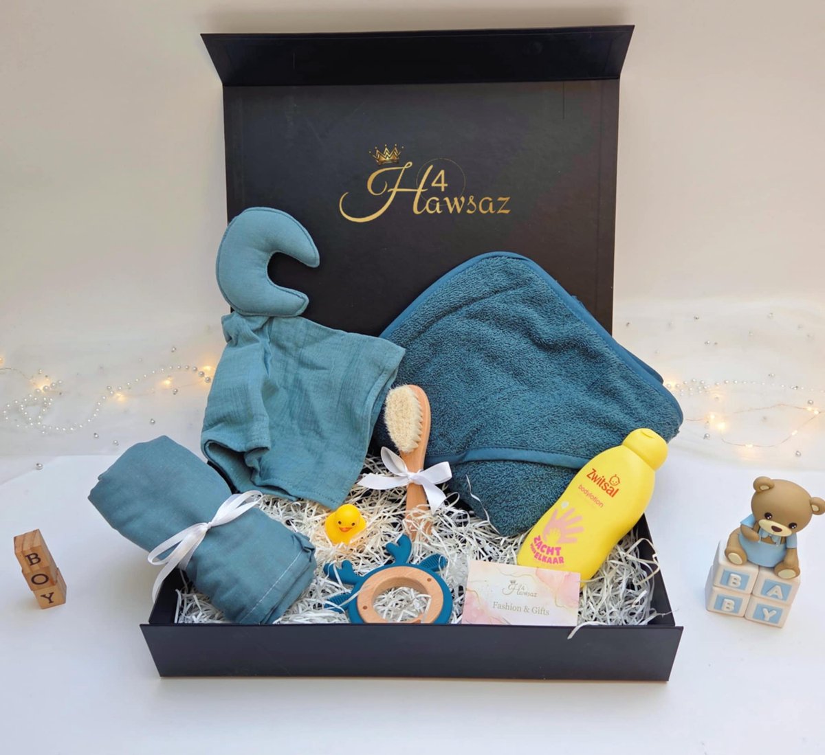 Goedkoopste Luxe gepersonaliseerde kraamcadeaus voor jongen 7 stuks - Hawsaz.nl cadeau - Babygeschenksets - Geboortecadeau - babyshower - Babyset - Baby knuffeldoekje - Babykado - Baby geschenk - baby speelgoed - Babyverzorging - Badcape - Zwitsal