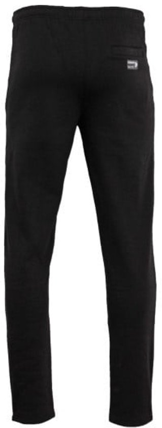 Achterkant van een zwarte joggingbroek met rechte pijpen.
