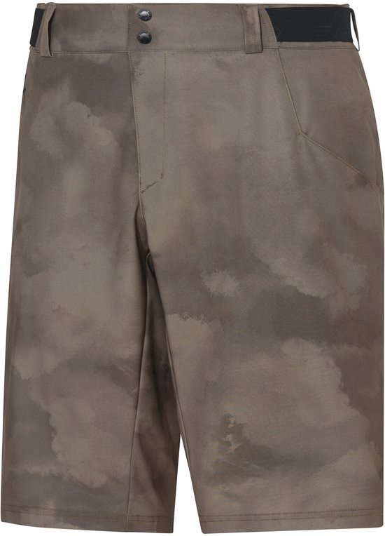 Zij- en voorkant van een korte broek met bruin camouflagepatroon en knoopsluiting.